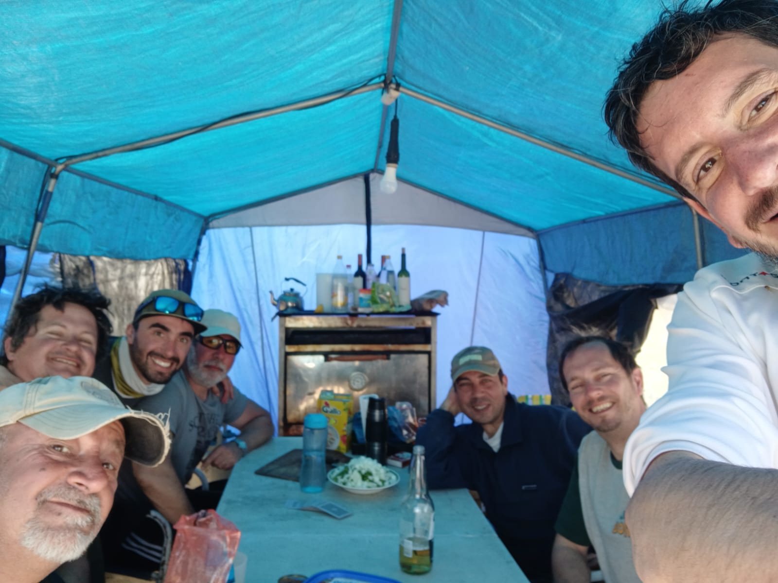 Grupo compartiendo el almuerzo durante la experiencia de pesca