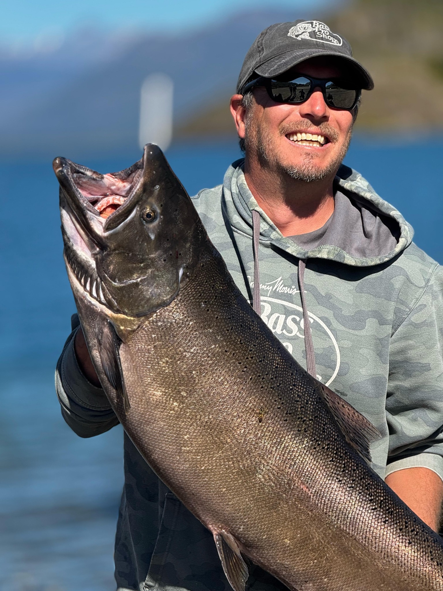 Rodrigo Pérez con un gran salmón Chinook