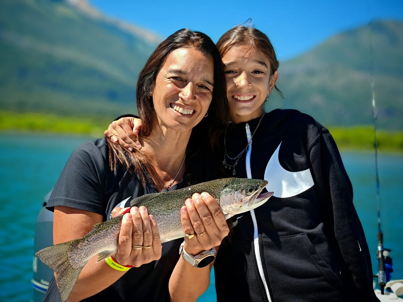 Madre e hija disfrutando una captura de trucha