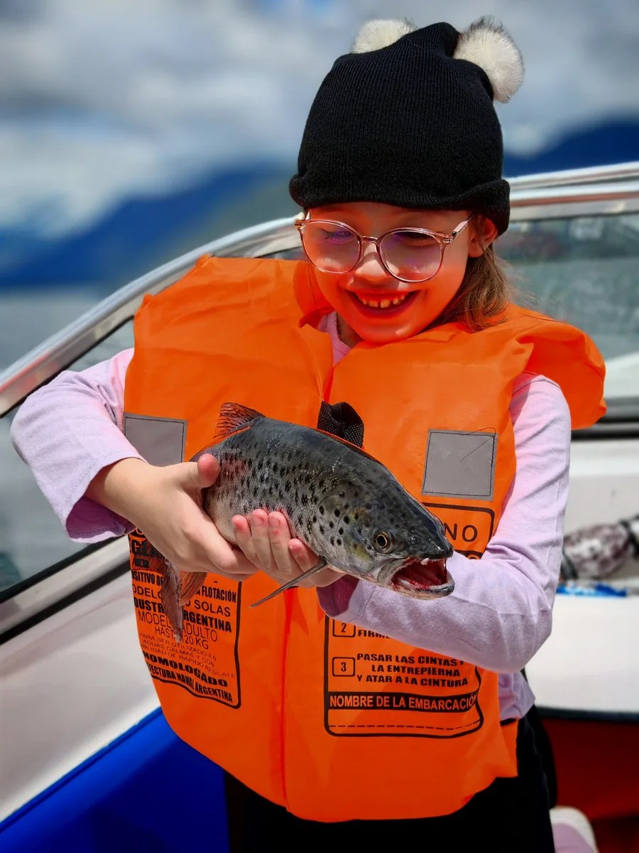 Niña disfrutando su primera captura en Lago Puelo
