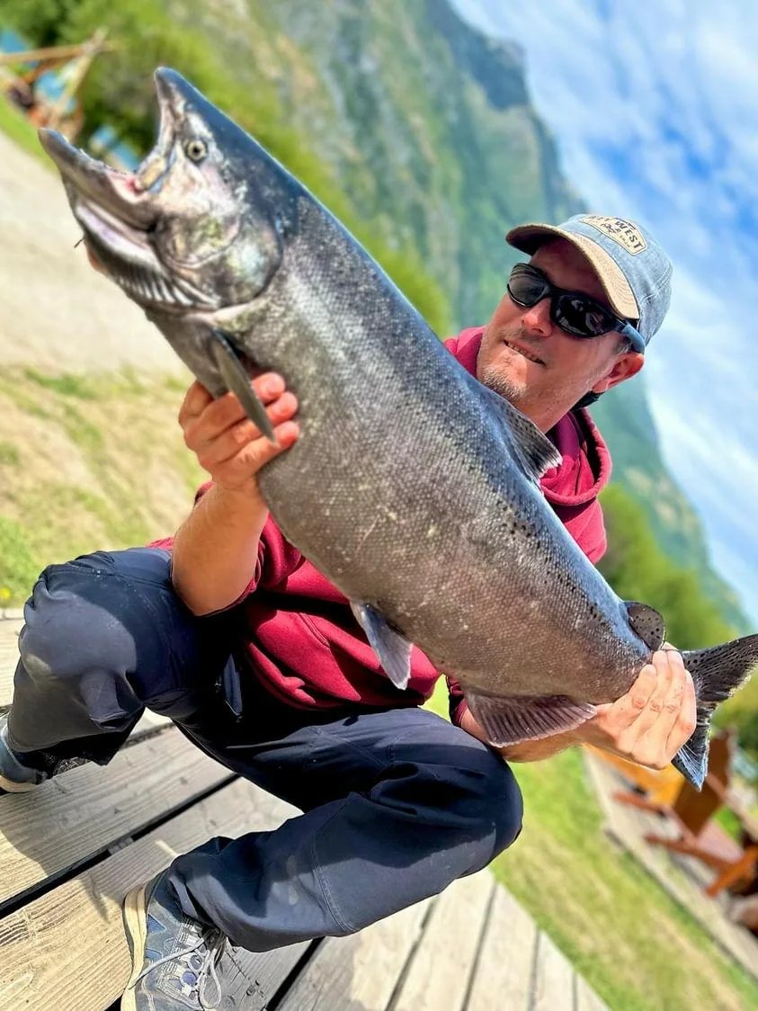 Rodrigo Pérez, guía de pesca, con un salmón Chinook